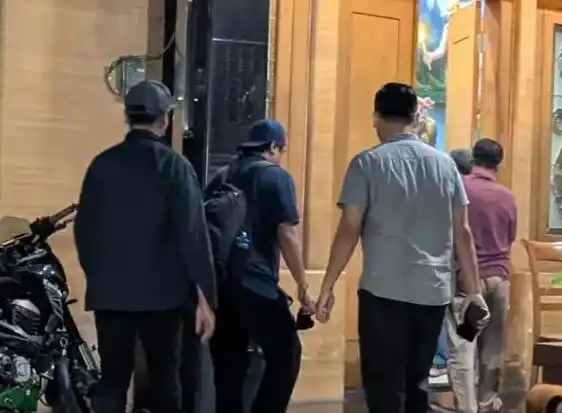 Penyidik KPK memasuki rumah milik kontraktor sekaligus Ketua KONI Ponorogo, Sugiri Heru Sangoko, di Jalan Batoro Katong, Kelurahan Cokromenggalan, Jumat (28/11/2025) sore.
