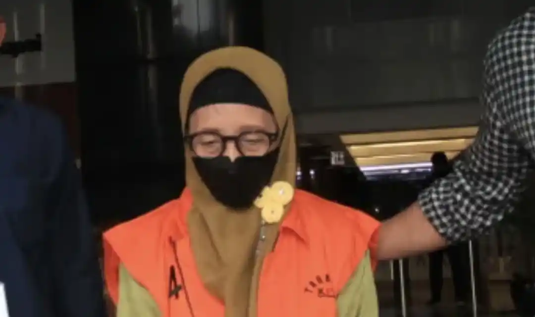 Anggota DPRD Jambi periode 2014-2019 Suliyanti berjalan menuju mobil tahanan di Gedung Merah Putih KPK, Jakarta, Kamis (12/6/2025).