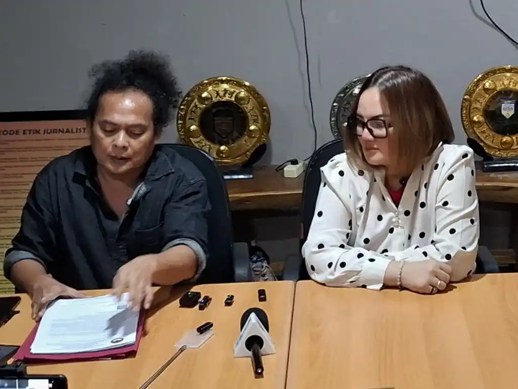 Kuasa hukum Linda Susanti, Deolipa Yumara melaporkan penyidik KPK ke Bareskrim Polri sebab diduga melanggar prosedur dalam penyitaan aset milik Linda Susanti tanpa ada kaitan dengan kasus korupsi. Hal tersebut dikatakan Deolipa dalam konferensi pers yang digelar di Balai wartawan Polda Metro Jaya, Selasa (25/11/2025).