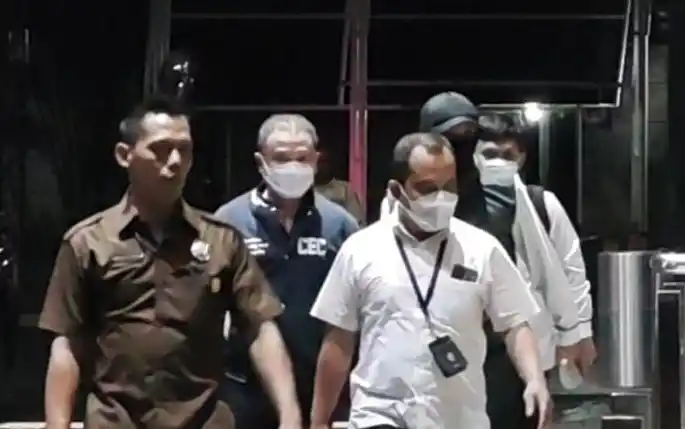 KPK telah melakukan jemput paksa terhadap wiraswasta bernama Menas Erwin Djohansyah (MED) terkait kasus pengurusan perkara dengan tersangka mantan Sekretaris Mahkamah Agung (MA) Hasbi Hasan. Kini Menas masih diperiksa intensif oleh KPK