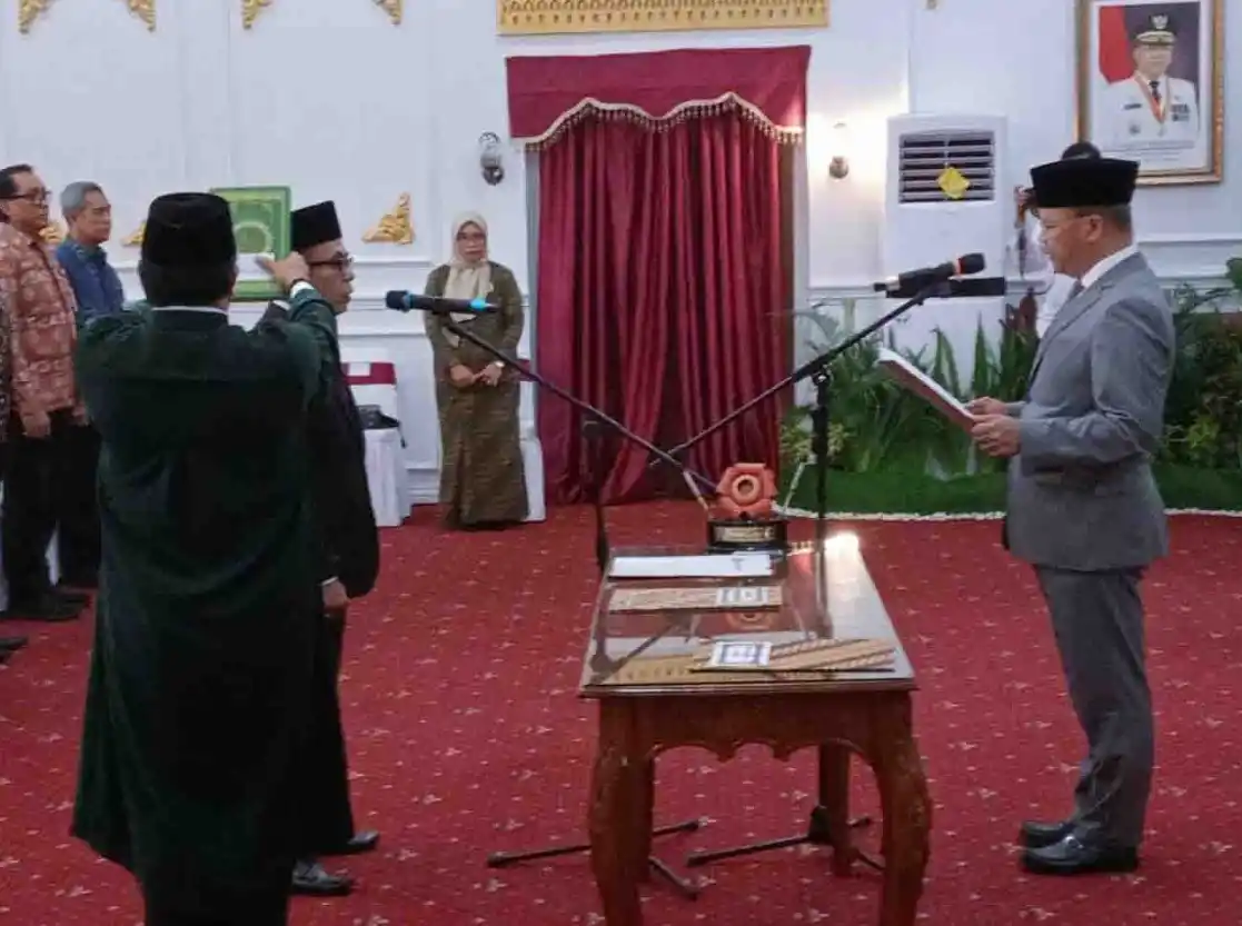 Direktur Operasional Bank Bengkulu, Mulkan (M) saat dilantik dan diambil sumpah oleh Rohidin Mersyah di Balai Raya Semarak, Selasa (13/12/2022)