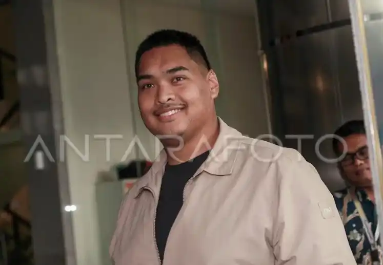 Menteri Pemuda dan Olahraga periode 2023-2025ÂÂ Ario Bimo Nandito Ariotedjo atau Dito Ariotedjo berjalan keluar usai menjalani pemeriksaan di Gedung Merah Putih KPK, Jakarta, Jumat (23/1/2026). Penyidik KPK memeriksa Dito Ariotedjo selama kurang lebih tiga jam sebagai saksi terkait kasus dugaan tindak pidana korupsi kuota haji di Kementerian Agama tahun 2023-2024. ANTARA FOTO/Reno Esnir/fzn/bar