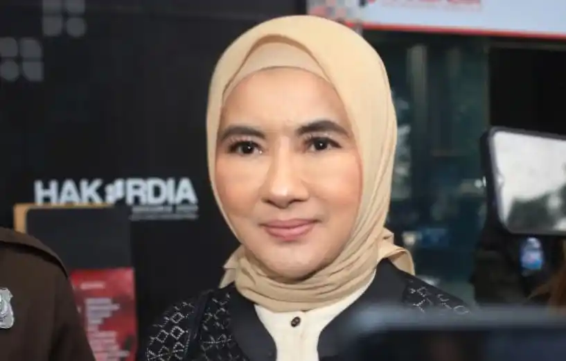 Mantan Direktur Utama PT Pertamina (Persero) Nicke Widyawati berjalan usai menjalani pemeriksaan di Gedung Merah Putih KPK, Jakarta, Jumat (10/1/2025). KPK memeriksa Nicke yang menjabat Dirut Pertamina periode 2018-2024 tersebut sebagai saksi kasus dugaan korupsi pengadaan gas alam cair atau liquefied natural gas (LNG) di PT Pertamina pada tahun 2011-2021.