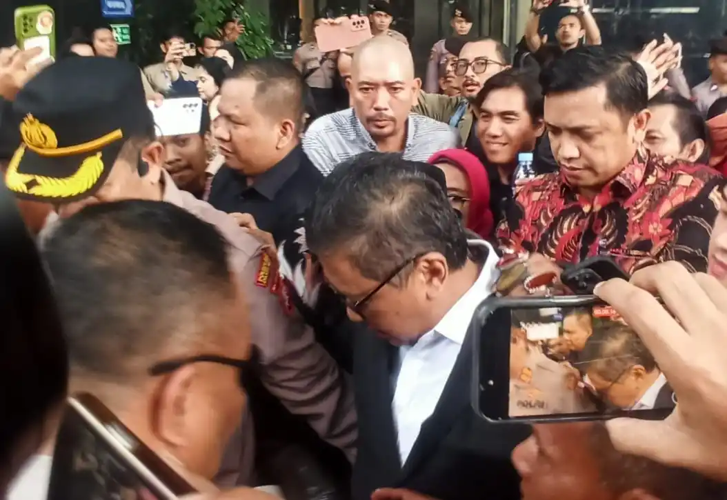 Sekretaris Jenderal PDIP Hasto Kristiyanto selesai menjalani pemeriksaan di Gedung KPK, Jakarta, Senin (13/1/2025). Dia tak ditahan dan berencana mengajukan gugatan praperadilan. Sejauh ini belum ada keterangan resmi dari KPK.  (Foto: Dok MI/Albani Wijaya)