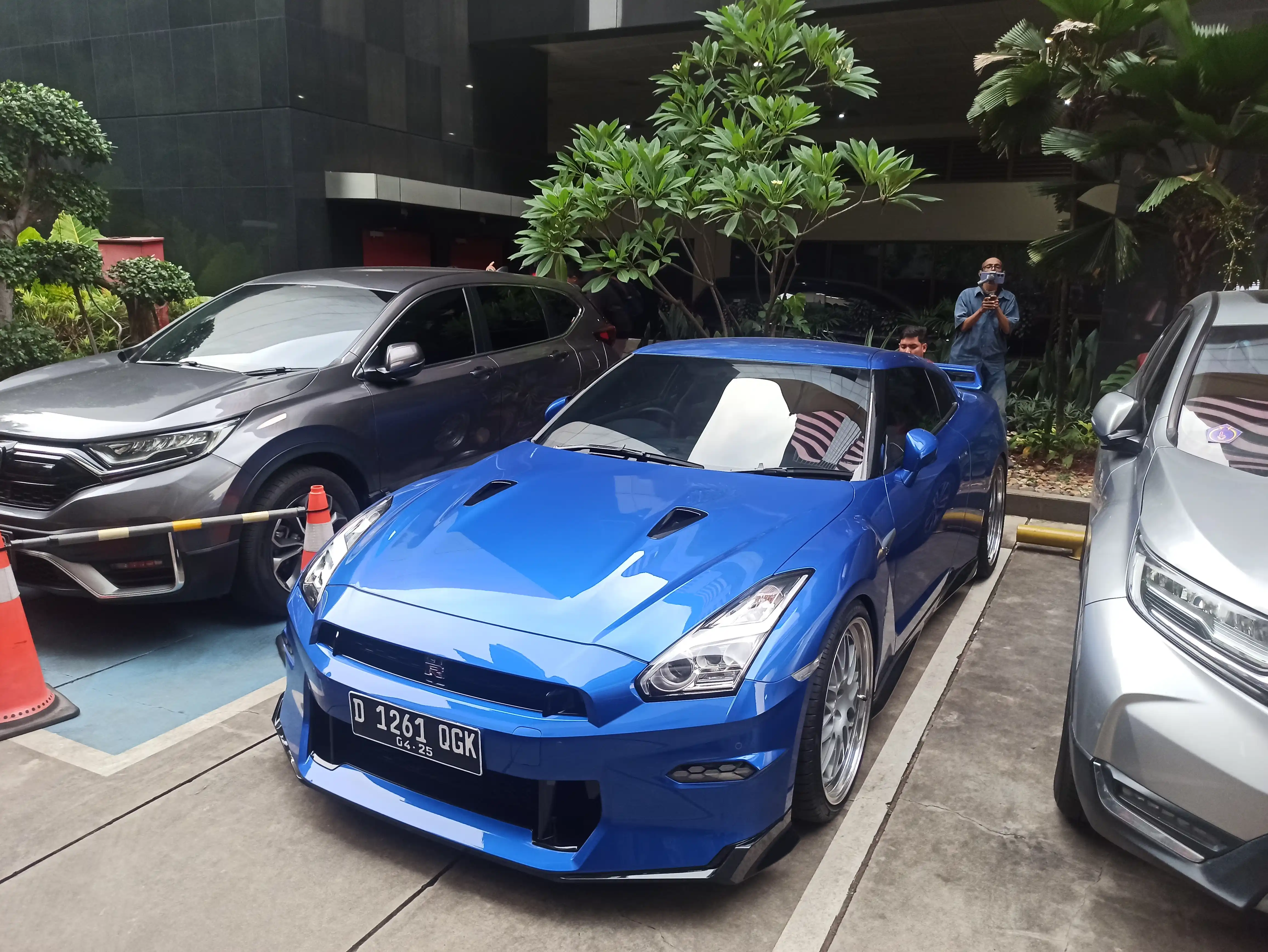 Penampakan mobil Nissan GT-R R35 yang berhasil disita KPK dalam operasi tangkap tangan (OTT) Wamenaker Immanuel Ebenezer di Jakarta (Foto: Dok/MI/Alb)