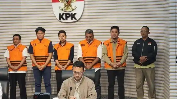 Konferensi pers penahan Bupati Kolaka Timur Abdul Azis dan 4 tersangka lainnya, Sabtu (9/8/2025) dini hari.