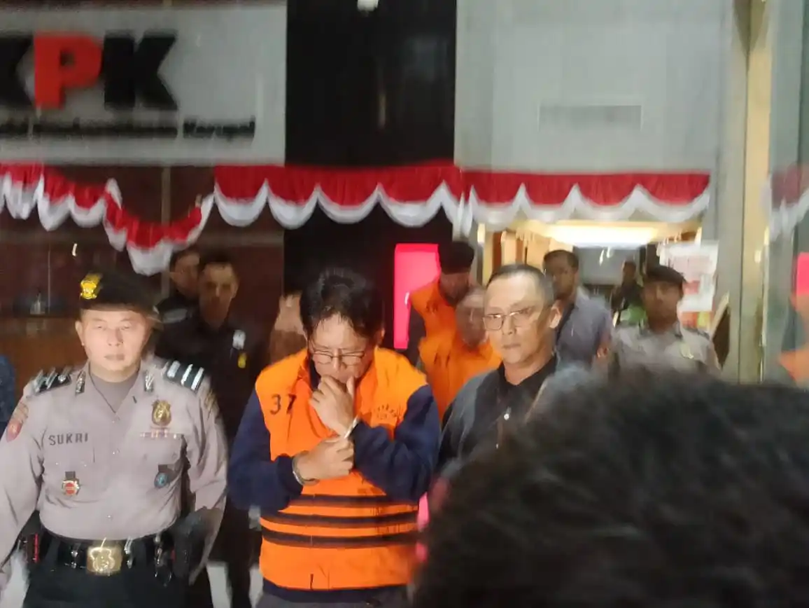 Dirut PT Inhutani V, Dicky Yuana Rady; Direktur PT Paramitra Mulia Langgeng, Djunaidi; dan staf perizinan SB Grup, Aditya mengenakan rompi tahanan KPK (Foto: Dok MI/Albani)