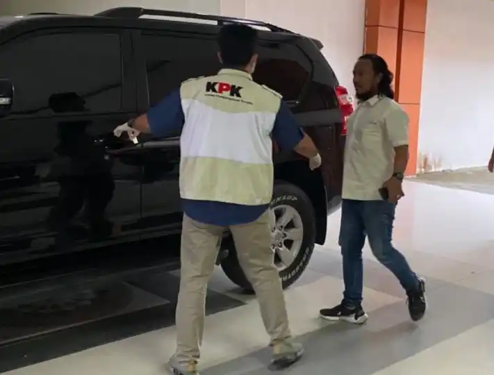 Aktivitas Komisi Pemberantasan Korupsi (KPK) terpantau di Kantor Bupati Indragiri Hulu (Inhu), Riau, pada Kamis (18/12/2025) sore. Kedatangan tim lembaga antirasuah tersebut memunculkan dugaan adanya agenda penggeledahan.