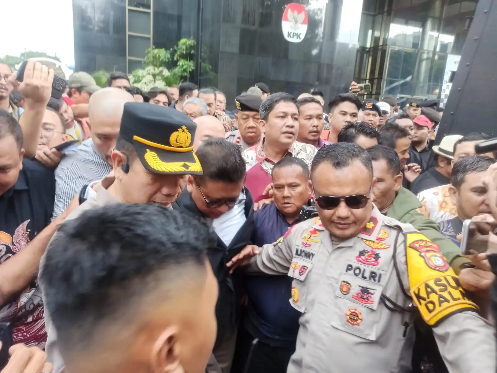 Sekjen PDIP, Hasto Kritiyanto usai diperiksa KPK, Senin (13/1/2025) (Foto: Dok MI/Albani Wijaya)