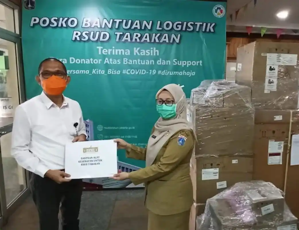 Plt Deputi II KSP Abetnego Tarigan serahkan bantuan alat kesehatan untuk RSUD Tarakan (KSP), Senin (13/4/2020) (Foto: Dok MI/Antara)
