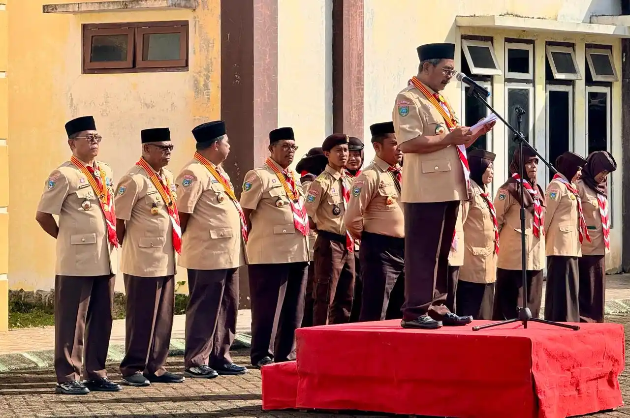 Ketua Kwarda Malut, Muhammad Abusama, memimpin upacara peringatan HUT Pramuka ke-64 di halaman Kantor Pramuka Sofifi, Kamis 14 Agustus 2025 (Foto: Dok MI).