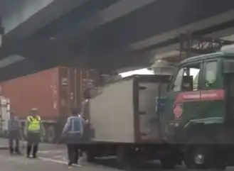 Kecelakaan mobil box dan kontainer di tol Japek ( Foto: Ist)
