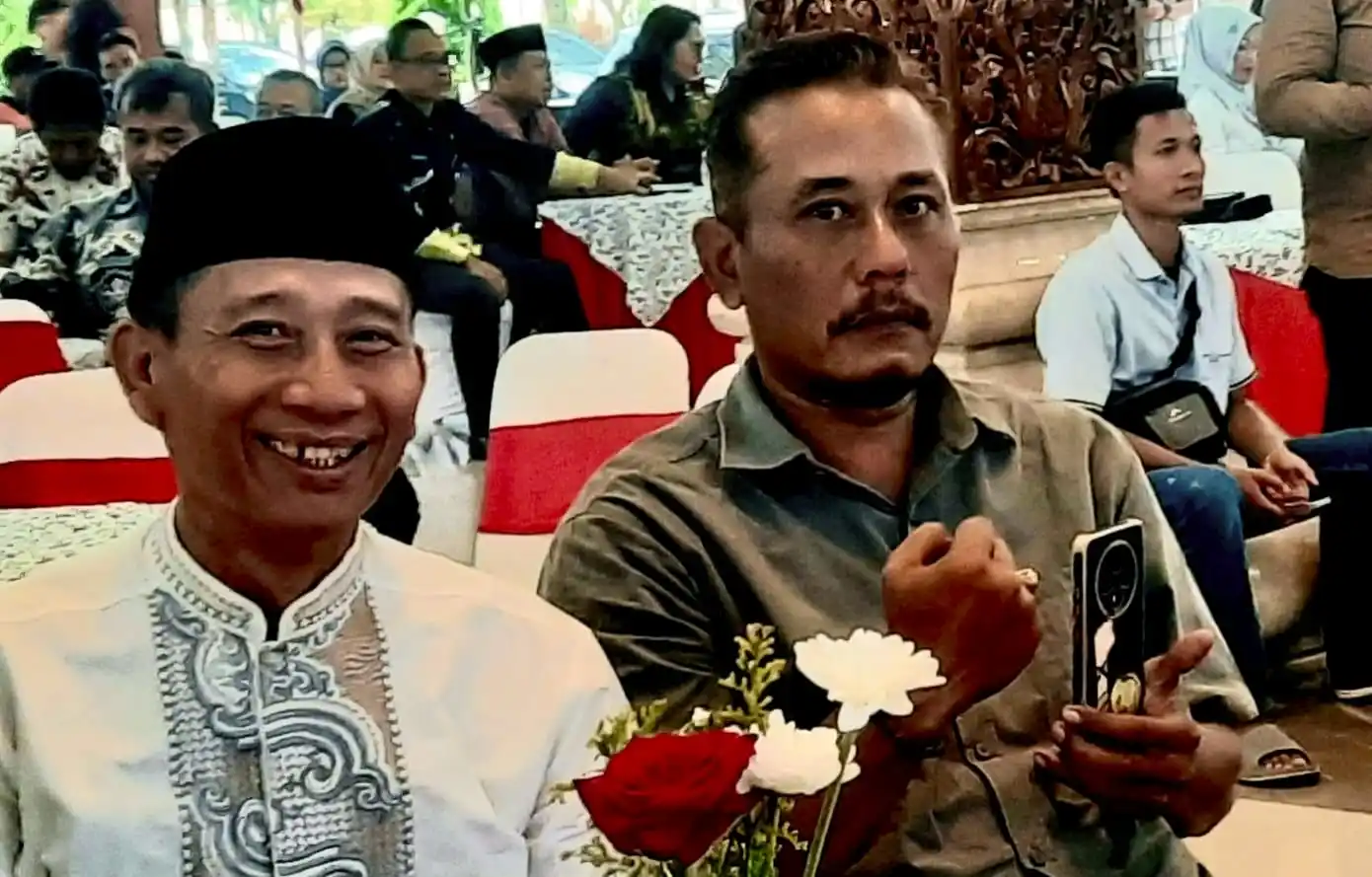 Ketua LSM LASKAR Swantantio Hani Irawan (kanan) bersama Kepala Dinas Perindustrian dan Perdagangan, Kabupaten Blitar saat mengikuti acara (Foto: Dok MI/Joko Parsetyo)