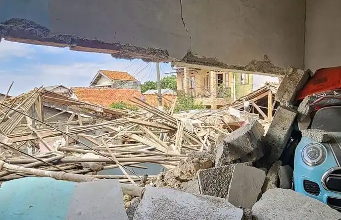 Rumah yang mengalami kerusakan akibat ledakan misterius di Jalan Talas II RT 03/RW 01, Pondok Cabe Ilir, Pamulang, Tangerang Selatan, Banten. Ledakan misterius itu terjadi pada Jumat (12/9/2025) subuh.