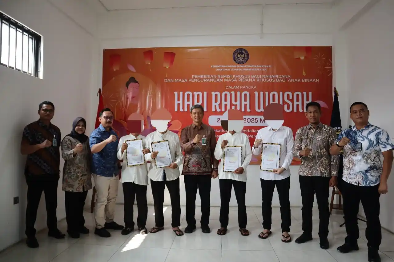 Lembaga Pemasyarakatan Kelas IIA Bekasi menggelar Penyerahan Remisi Khusus (RK) kepada 4 orang Warga Binaan Pemasyarakatan (WBP) yang beragama Buddha