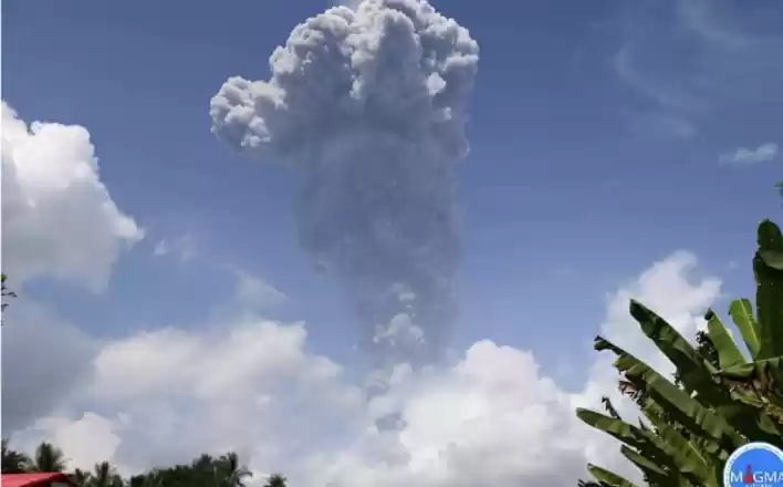 Aktivitas erupsi Gunung Ibu. (Foto: Antara)