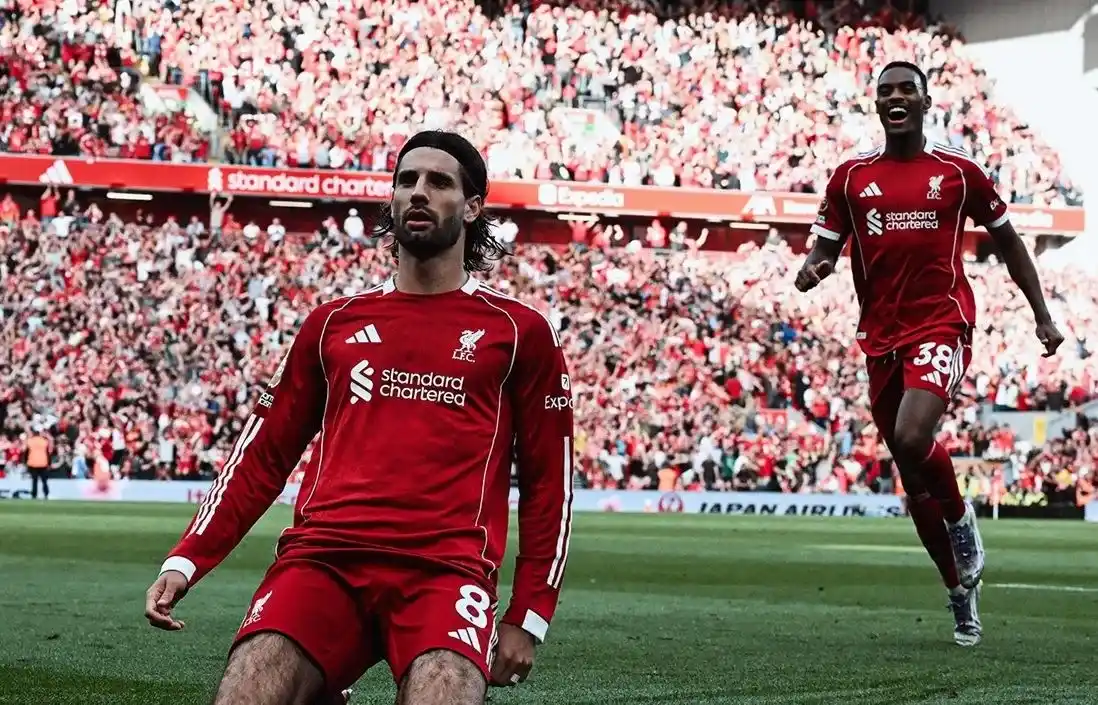 Gelandang Liverpool Dominik Szoboszlai (kiri) merayakan gol tendangan bebas ke gawang Arsenal dalam lanjutan Liga Inggris di Stadion Anfield, Liverpool, Inggris, Minggu (31/8/2025) waktu setempat