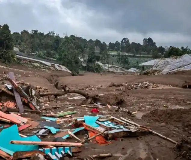 Tanah longsor menimpa Desa Pasirlangu, Cisarua, Kabupaten Bandung Barat, Jawa Barat, Sabtu (24/1/2026) (Foto: Antara)