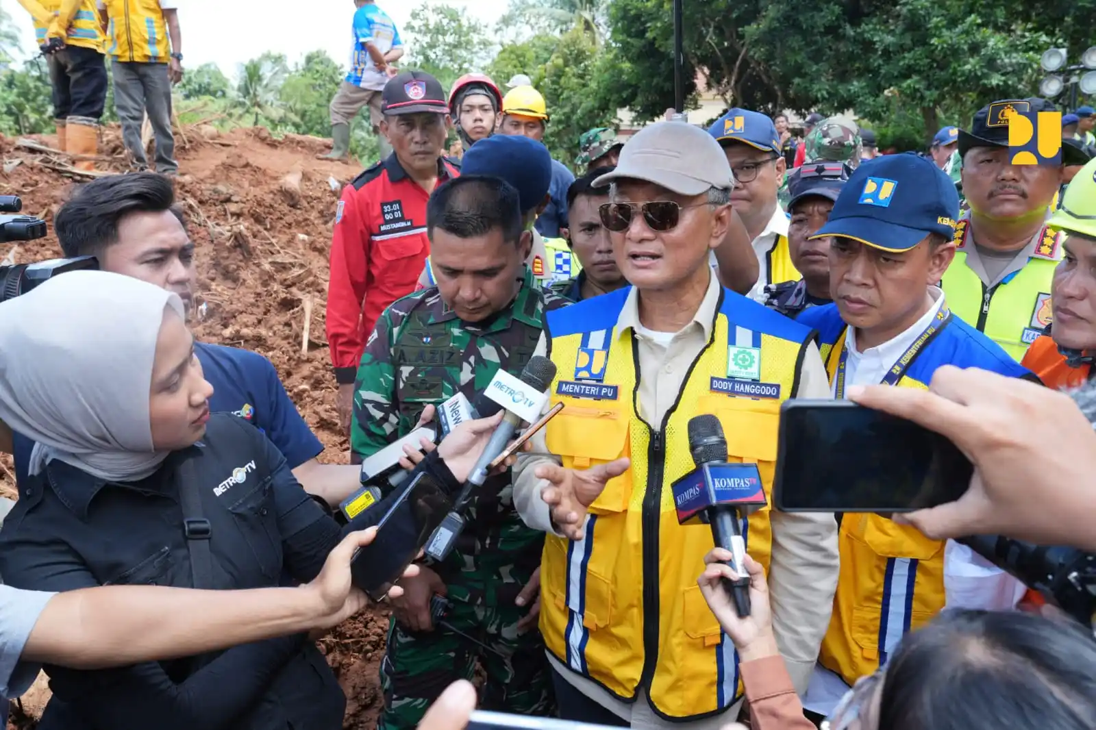 Menteri Pekerjaan Umum, Dody Hanggodo meninjau longsor yang terjadi di Desa Cibeunying, Kecamatan Majenang, Kabupaten Cilacap, Selasa (18/11). (Foto: PU)