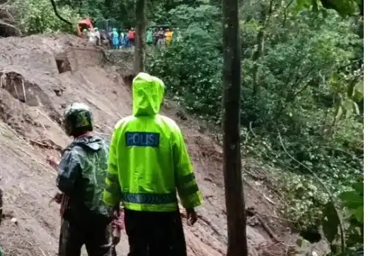 Longsor di jalur Pacet-Cangar, Mojokerto (Foto: Repro)