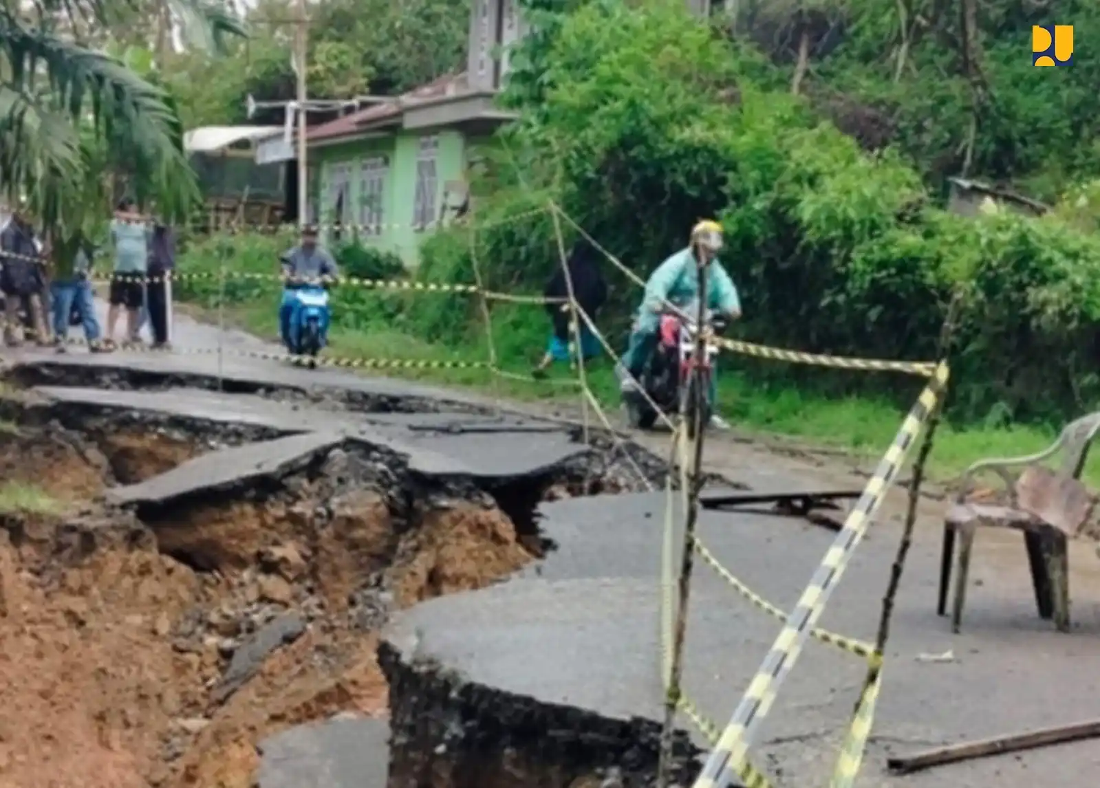 Jalan Padang-Bukittinggi putus total akibat longsor, Kamis (27/11).