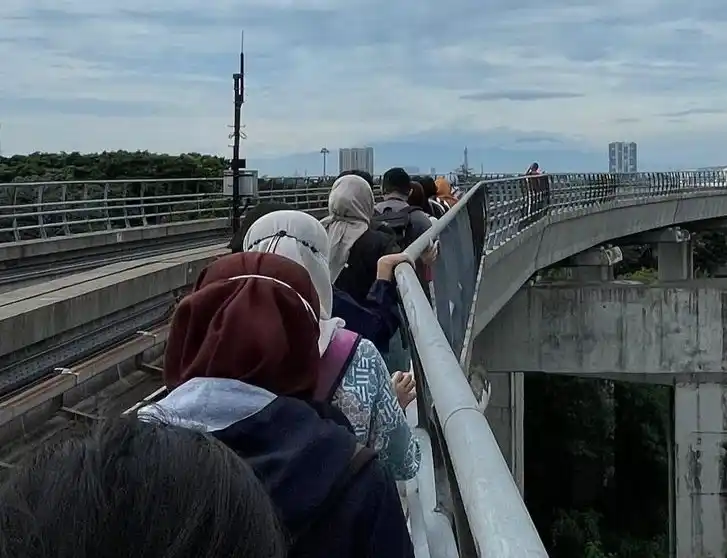 Kondisi saat penumpang LRT Jabodebek dievakuasi dari kereta ke Stasiun Kampung Rambutan, Jakarta Timur, Sabtu (25/10/2025)