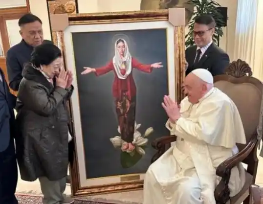 Momen saat Megawati Serahkan Lukisan Bunda Maria ke Paus Fransiskus (Foto: Repro)