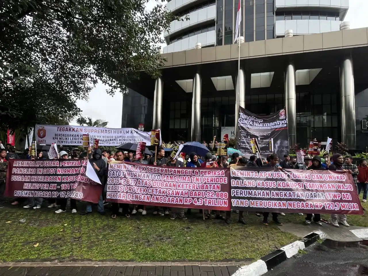 Sejumlah mahasiswa yang tergabung dalam Satuan Tugas Aktivis Anti Korupsi (SAKTI) menggelar aksi unjuk rasa di depan Gedung Komisi Pemberantasan Korupsi (KPK), Kuningan, Jakarta Selatan, Kamis (18/12/2025)