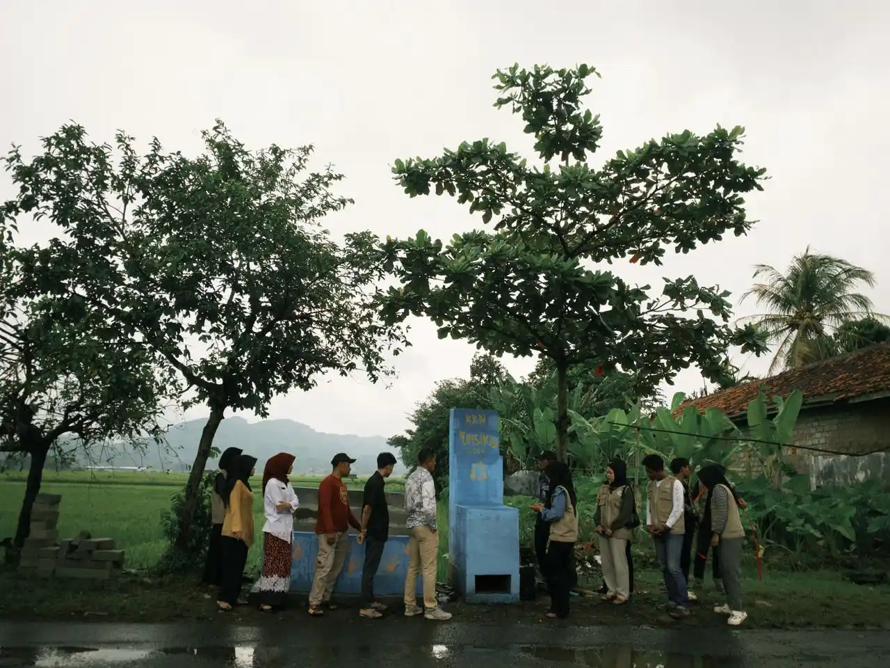 Mahasiswa KKN Unsika Meresmikan Rocket Stove, Tempat Pembakaran Sampah Minim Asap di Desa Cijati (Foto: Dok Unsika)