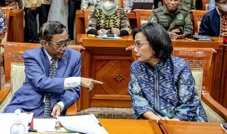 Menteri Koordinator Bidang Politik, Hukum, dan Keamanan Mahfud MD dan Menteri Keuangan Sri Mulyani dalam Rapat Dengar Pendapat Umum (RDPU) Komisi III DPR pada Maret 2023.