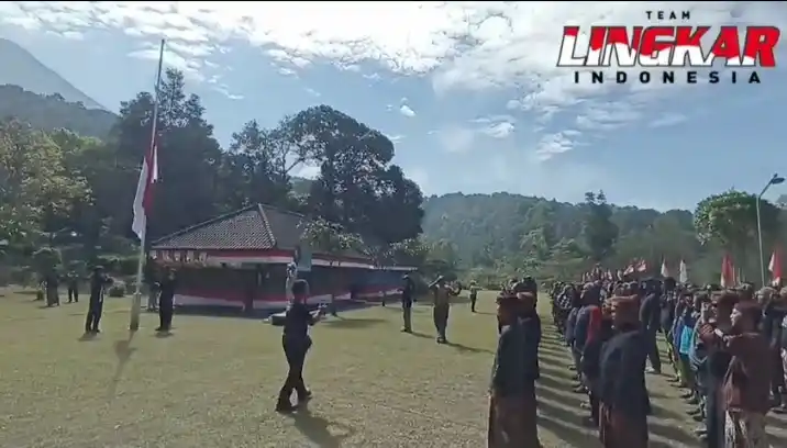 Momentum pelaksanaan upacara HUT RI ke-80 di halaman situs purbakala candi jawar Desa Mulyosari Kecamatan Ampelgading Kabupaten Malang. (Foto : Nino Wiwantara)