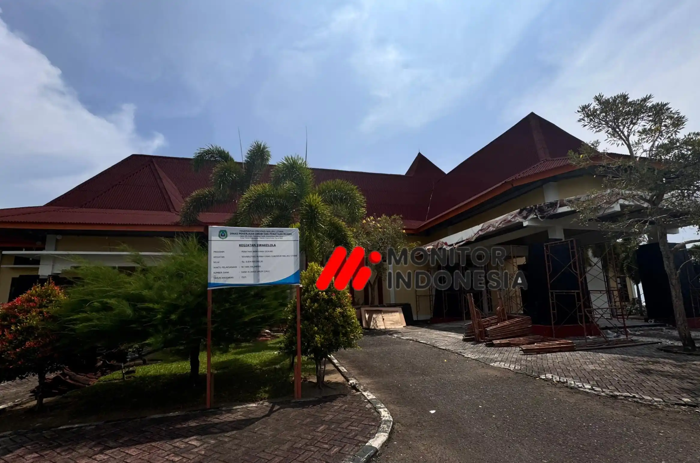 Papan proyek terpampang di depan rumah dinas Gubernur Maluku Utara yang sedang direhabilitasi dengan anggaran Rp8,8 miliar. (Foto: MI/Rais Dero)
