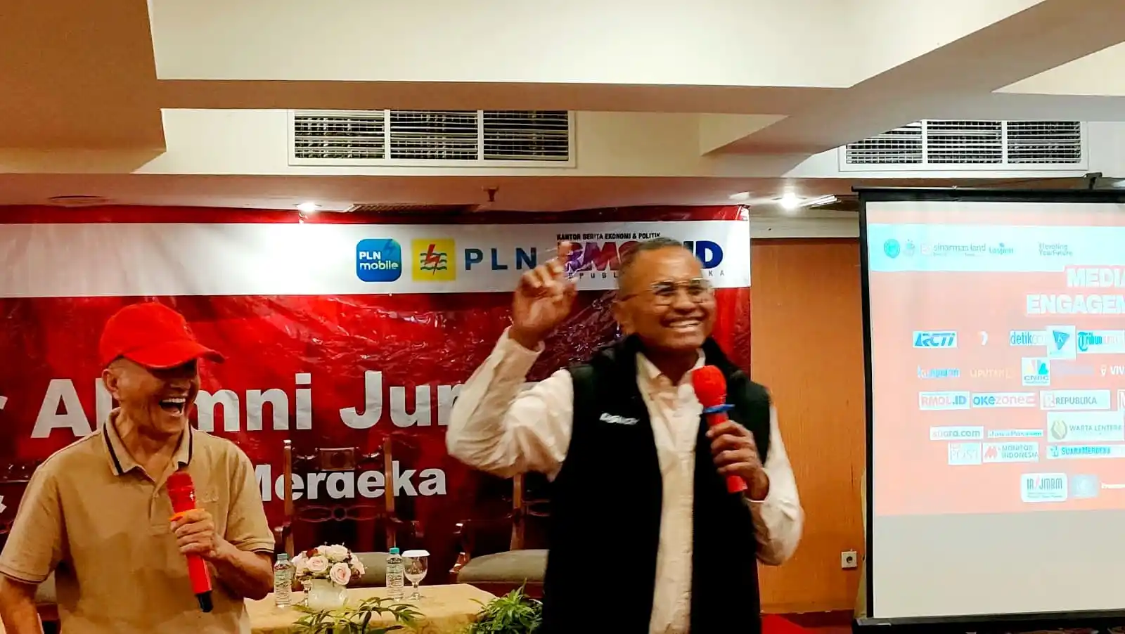 Mantan Menteri BUMN Dahlan Iskan dan wartawan senior Nuah Torong dalam acara reuni akbar alumni jurnalis Merdeka dan Rakyat Merdeka, Minggu (22/6/2025) di Jakarta (Foto: Ist)