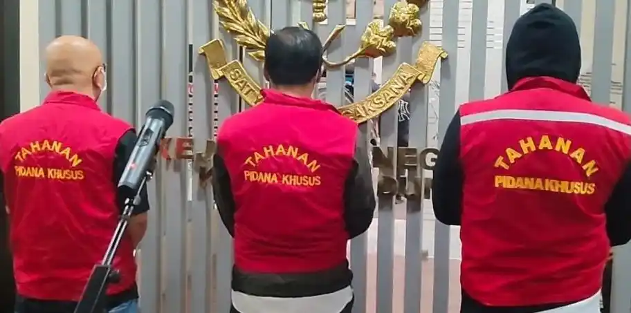 Tiga tersangka kasus dugaan korupsi PT ENM, anak usaha BUMD Jawa Barat, PT MUJ dihadirkan di Kejari Bandung, Jumat (20/6/2025)