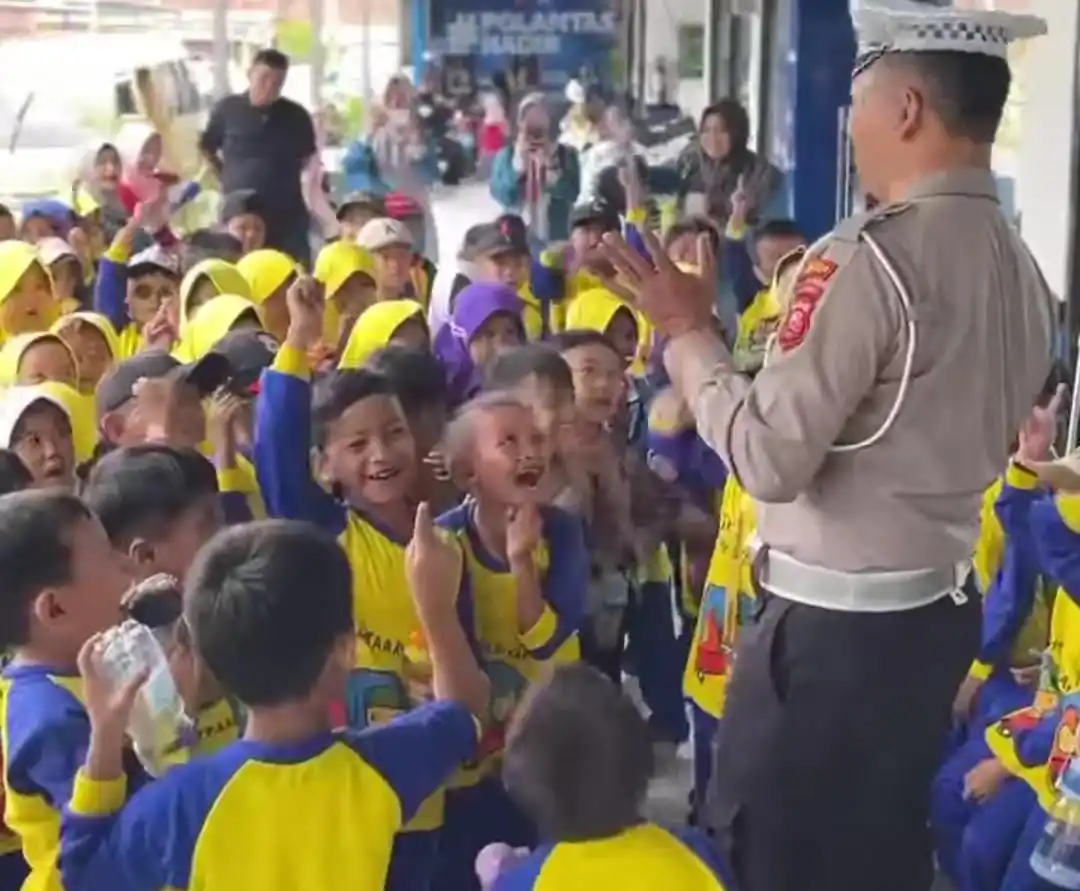 Siswa-siswi TK Al-Mukhtaariyah saat berkunjung ke Mapolres Garut. (Foto: tangkapan layar)