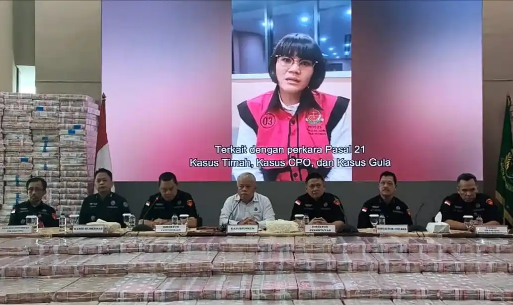 Kejagung menampilkan video Marcella Santoso tersangka dugaan suap pengaturan keputusan pengadilan kasus ekspor CPO dan kasus dugaan perintangan penyidikan (Foto: Dok MI/Aswan)