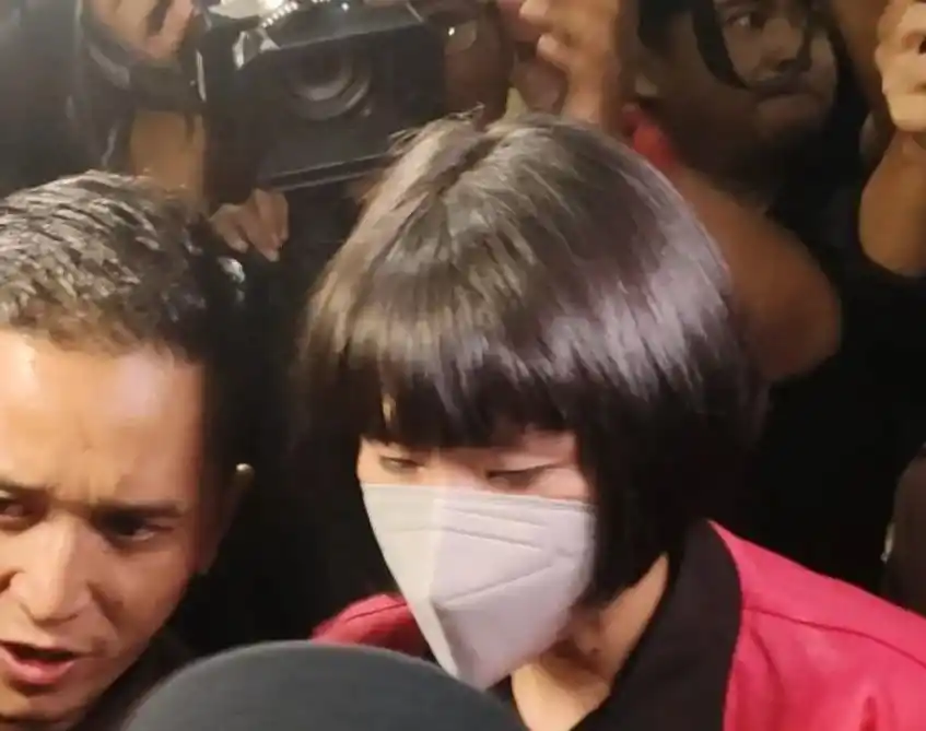 Tersangka kasus perintangan penyidikan maupun penuntutan (obstruction of justice), MS (Marcella Santoso) selaku advokat, dibawa oleh penyidik menuju mobil tahanan di Gedung Kejaksaan Agung, Jakarta, Selasa (22/4/2025)