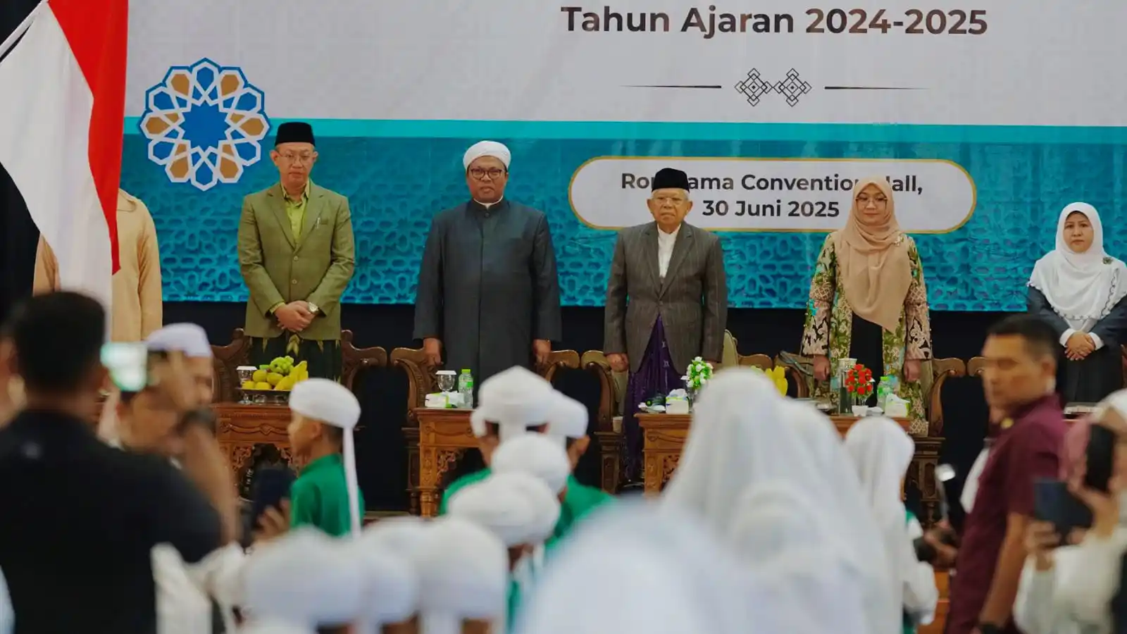 Wisuda Tahfidz Al-Qur’an Pondok Pesantren Al-Qur’an dan Sains Nurani Jakarta menjadi panggung penting bagi pesan mantan Wakil Presiden RI, KH. Ma'ruf Amin. Lebih dari sekadar perayaan kelulusan, acara ini menyoroti urgensi mencetak generasi muda penghafal Al-Qur'an yang tidak hanya cerdas secara intelektual, tetapi juga tangguh menghadapi tantangan era disinformasi.