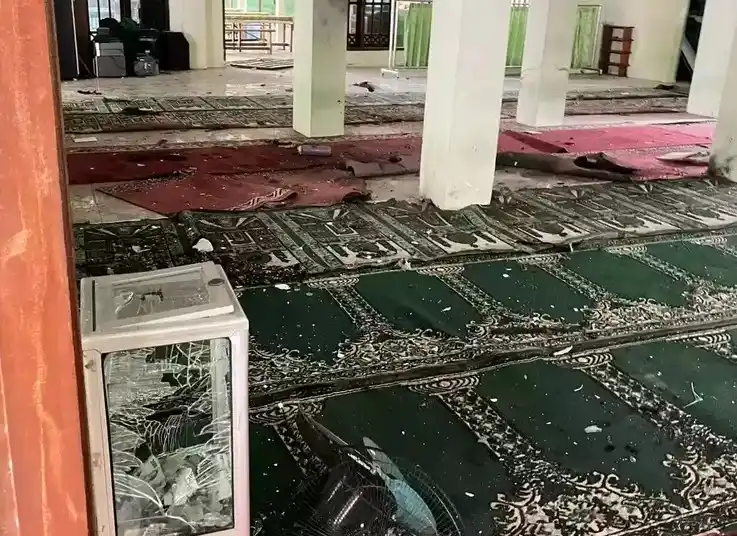 Kondisi masjid usai ledakan di SMAN 72 Jakarta, Kelapa Gading, Jakarta, Jumat (7/11/2025) (Foto: Dok MI)