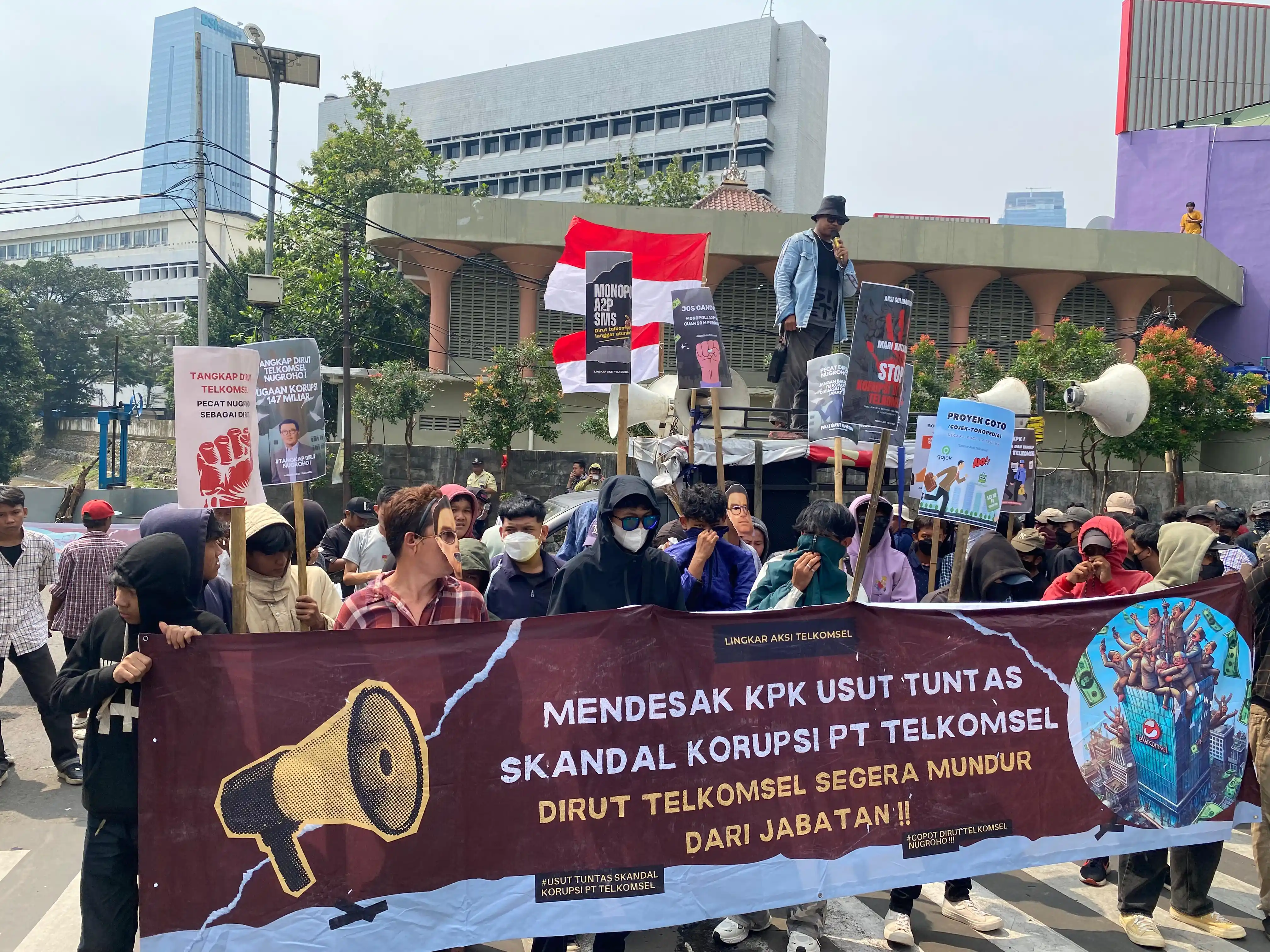 Massa aksi Lingkar Aksi Telkomsel kembali menggeruduk Kantor Telkomsel pada Kamis (15/5/2025) (Foto: Ist)