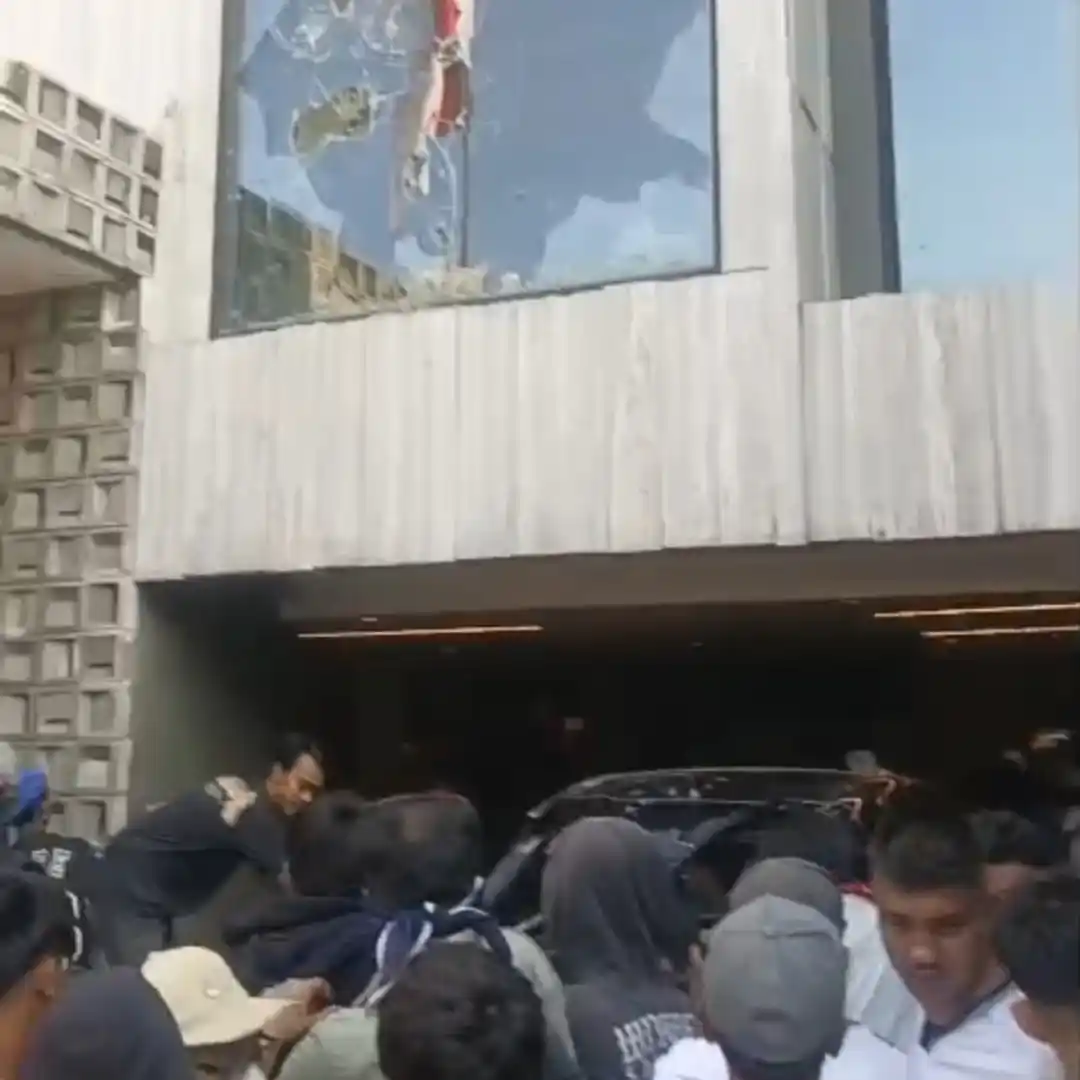 Sejumlah masa mengeruduk kediaman Anggota Komisi III DPR, Ahmad Sahroni yang berlokasi di Kawasan Tanjung Priok, Jakarta Utara, Pada Sabtu (30/8/2025) (Foto: Istimewa)