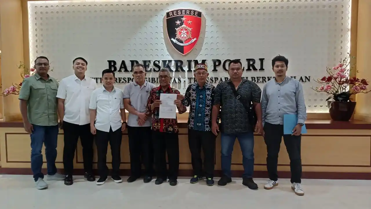Enam orang orang pengurus Paguyuban Korban Mafia Tanah Kutai Barat, yang mewakili 50 orang anggota masyarakat mendatangi Bareskrim Polri melaporkan PT. Indotama Semesta Manunggal dalam dugaan pidana penyerobotan tanah, Jumat (7/3/2025). [Foto: Ist]