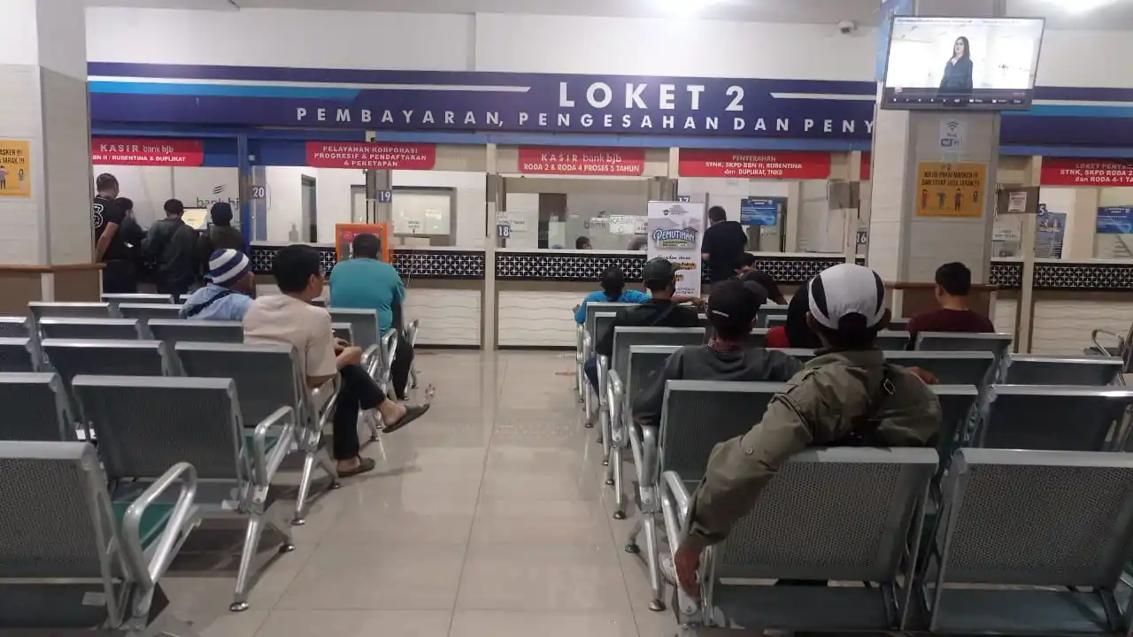 Masyarakat wajib pajak saat menunggu antrean di kantor Samsat Soekarno Hatta, Kota Bandung, Jawa Barat. (Foto: Sugiyanto/MI)