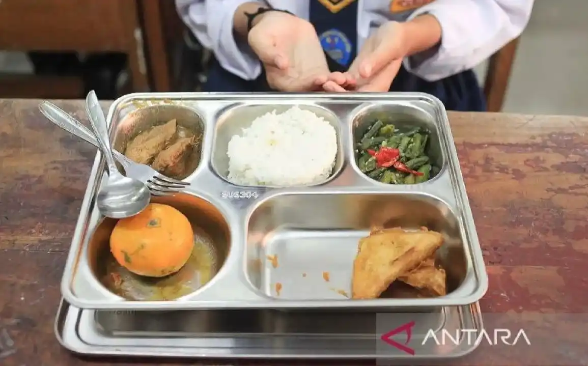 Seorang siswa bersiap menyantap sajian dalam program Makan Bergizi Gratis di SMP Negeri 61, Slipi, Jakarta, Senin (6/1/2025) (Foto: Dok MI/Antara)
