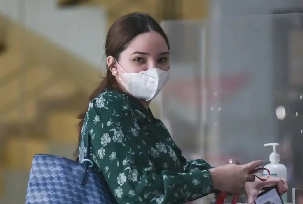 Melissa B Darban menunggu jadwal pemeriksaan di Gedung Merah Putih KPK, Jakarta Selatan, Kamis (13/11/2025)