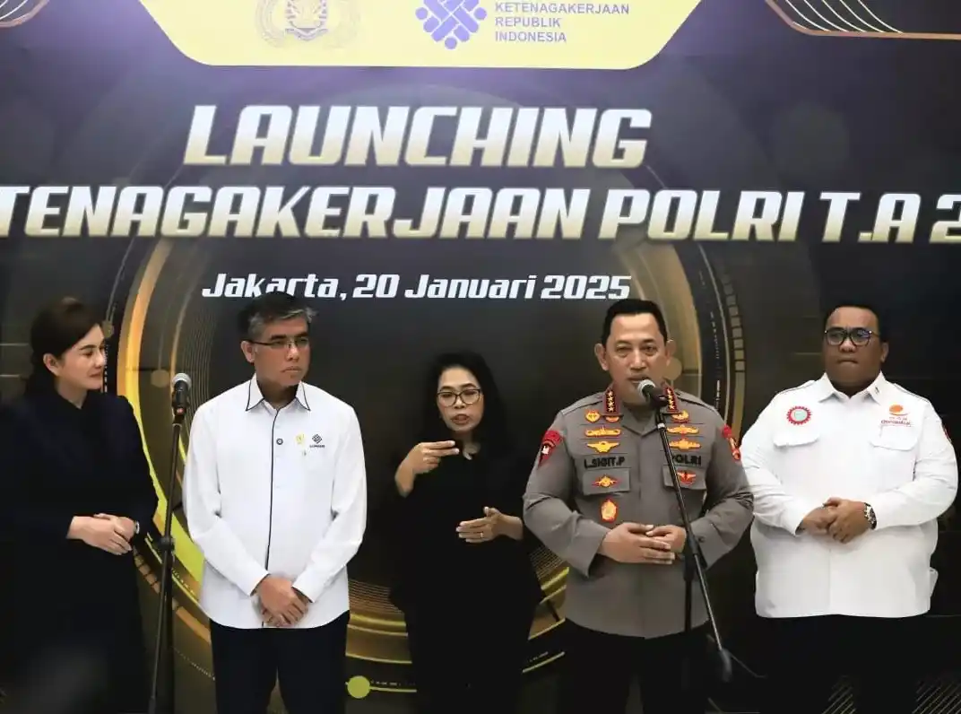 Polri meluncurkan Desk Ketenagakerjaan pada Senin 20 Januari 2025. Kapolri Jenderal Polisi Listyo Sigit Prabowo bersama Menteri Ketenagakerjaan (Menaker) Yassierli hadir langsung dalam peluncuran tersebut. Mereka menegaskan bahwa Desk Ketenagakerjaan Polri hadir untuk memberikan jaminan kepastian hukum kepada para buruh dan pekerja. (Foto: Dok MI)