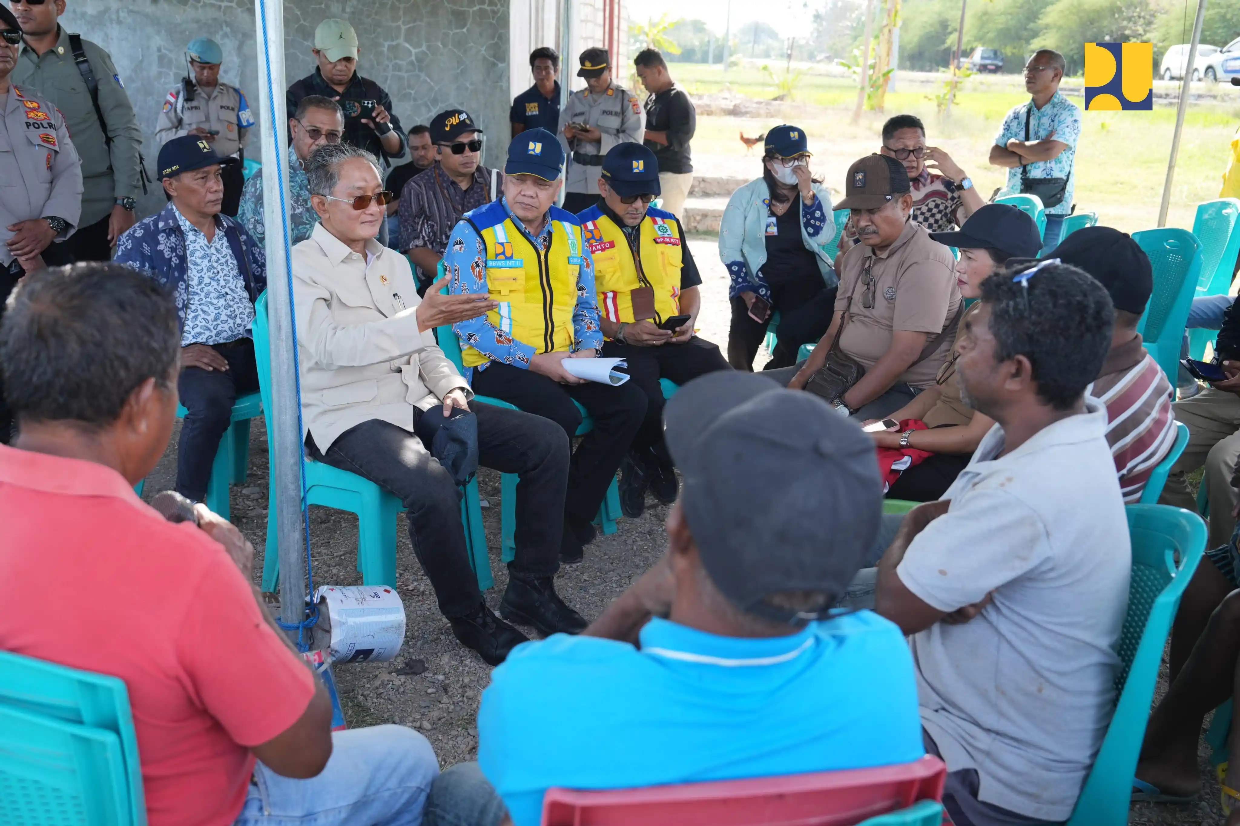 Menteri Pekerjaan Umum, Dody Hanggodo melakukan audiensi dengan petani penerima manfaat Daerah Irigasi (DI) Raknamo di Kabupaten Kupang, Provinsi Nusa Tenggara Timur (NTT), Jumat (19/9). (Foto: Dok PU)