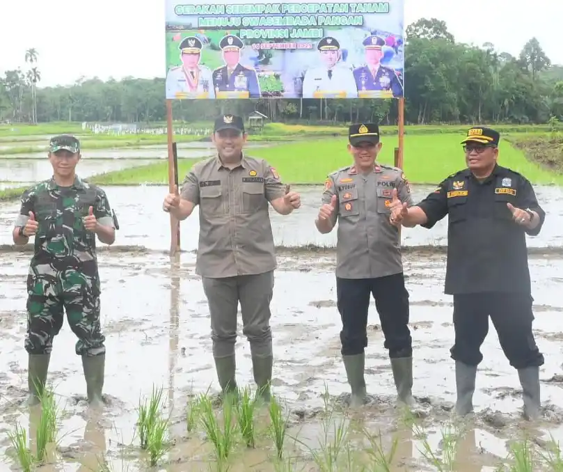 Bupati Merangin, HM Syukur (dua dari kiri) bersama unsur Forum Komunikasi Pimpinan Daerah Merangin melakukan penanaman padi serentak di Desa Seling, Kecamatan Tabir, Kabupaten Merangin, Provinsi Jambi, Selasa (16/9/2025). (Foto : Ist).