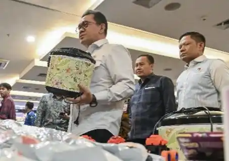 Mendag Menunjukkan Barang Ilegal yang Berhasil Disita (Foto: Repro)