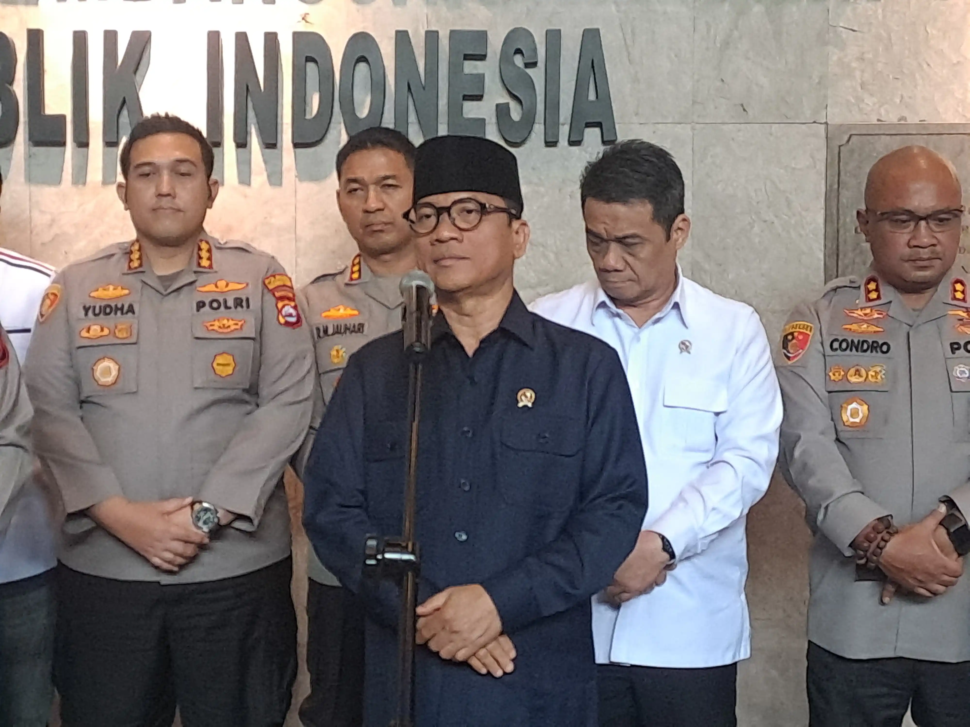 Mendes PDT Yandri Susanto bersama Wakil Mendes PDT Ahmad Riza Patria selepas memberikan penghargaan kepada sejumlah pejabat kepolisian. (Foto. Rizal)